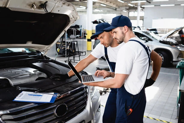 Diagnostika řídicí jednotky vozu Mercedes-Benz v autoservisu