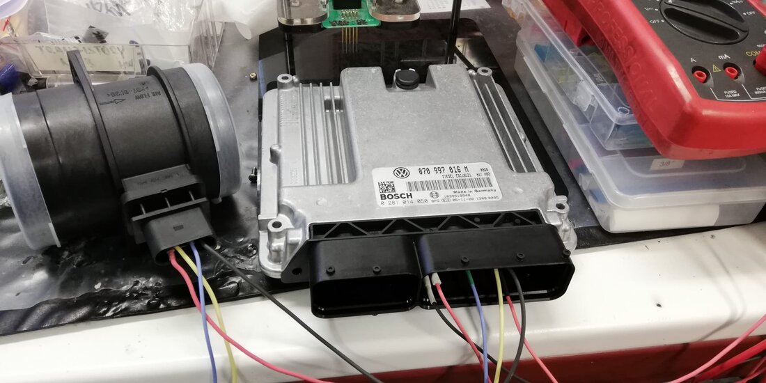 Programování řídicí jednotky na stole