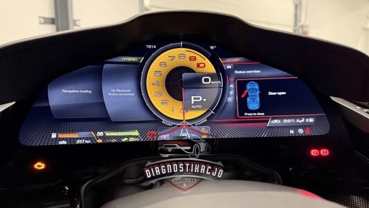 Moderní osobní vůz připojený na diagnostiku