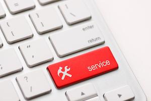 Konzultace technika se zákazníkem u vozu v servisu
