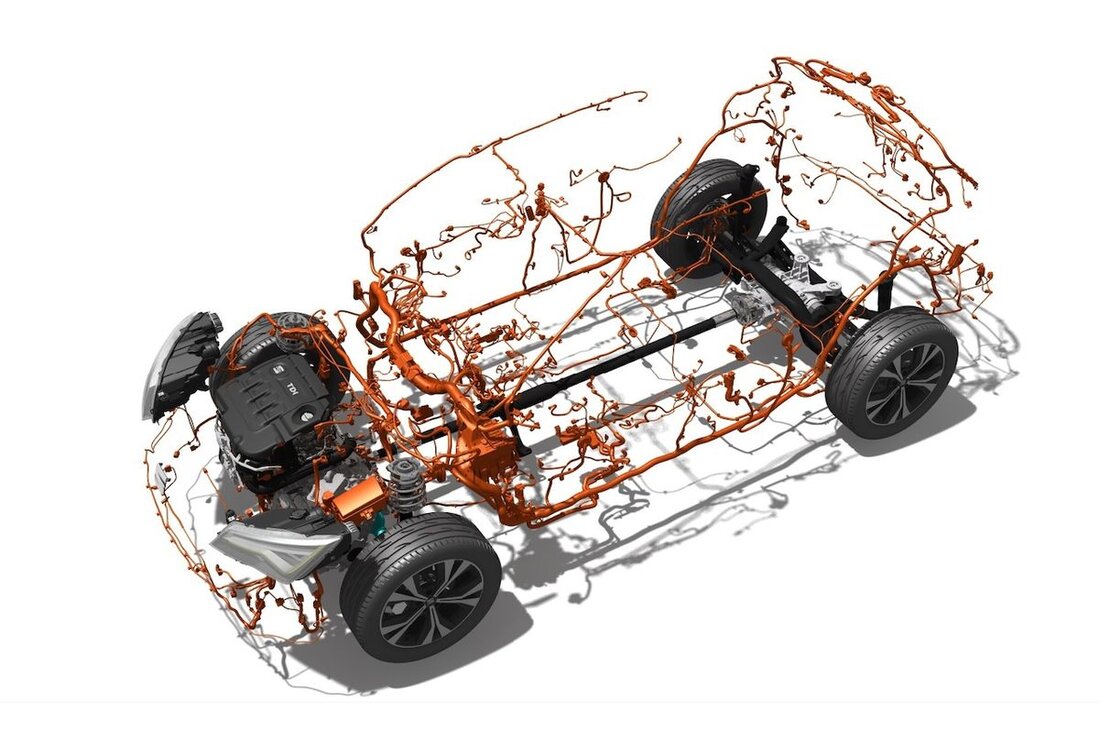 Auto‑elektrikář pracuje na kabeláži